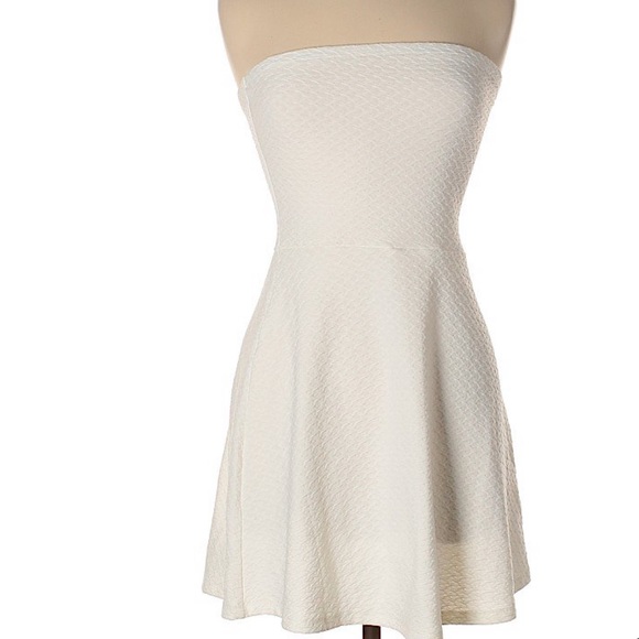 H&M Dresses & Skirts - Comfortable strapless casual dress